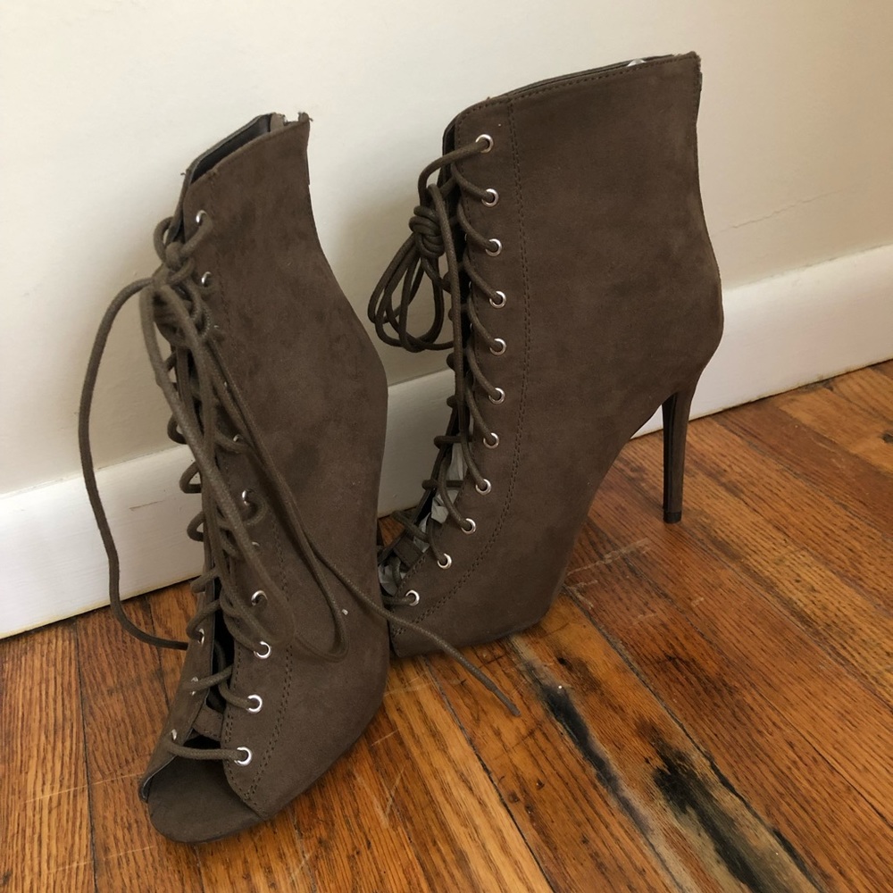 Heels - Picture 3 of 3